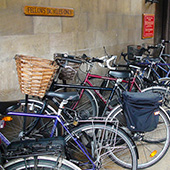 Англия King's College велосипеды студентов