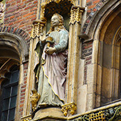 Англия Кембридж  статуя святого