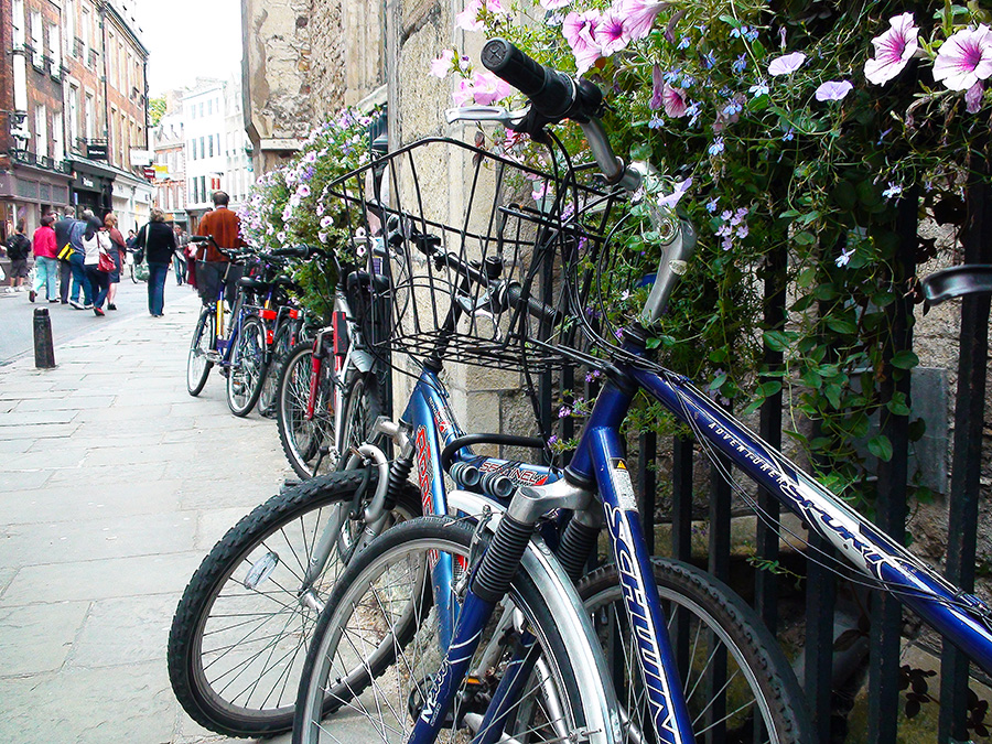 Англия Кембридж велосипеды у забора