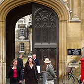 Англия Кембридж ворота в колледж
