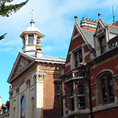 Англия Кембридж башня с флюгером